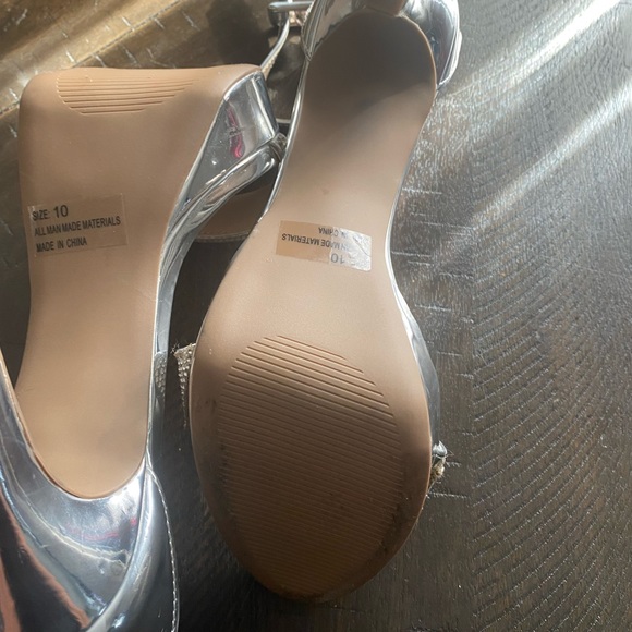 Silver heels - Picture 3 of 3